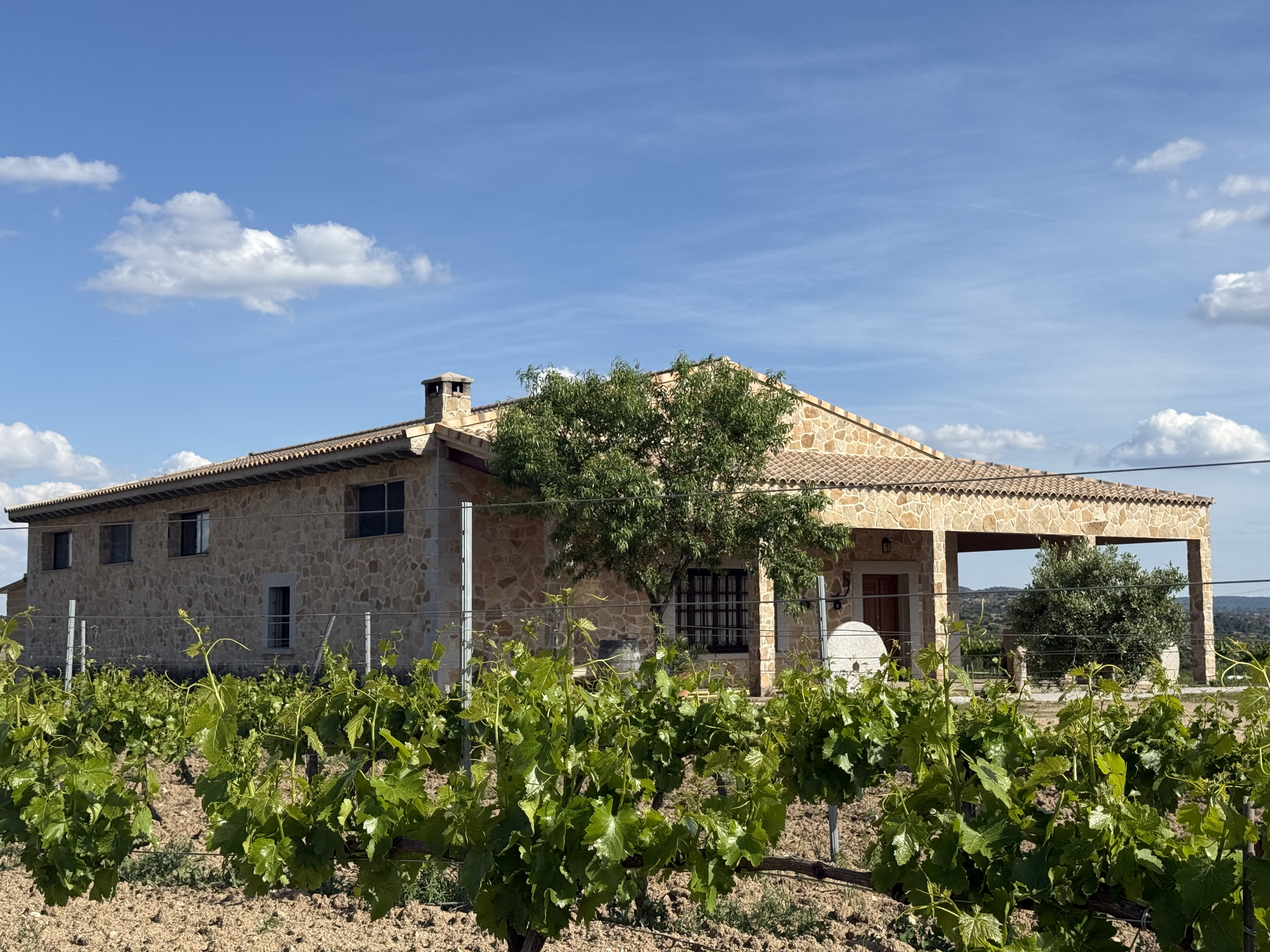 Fachada de la casa de piedra de la bodega